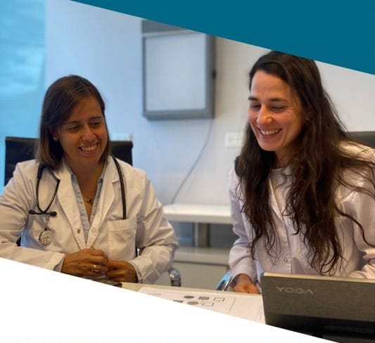 Personal de laboratorio atendiendo a un paciente en recepción, brindando información y asistencia con amabilidad.